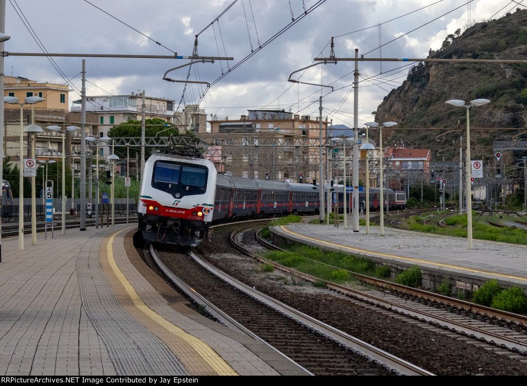 ICN (Intercity Notte) #795 rounds the bend into Sestri Levante